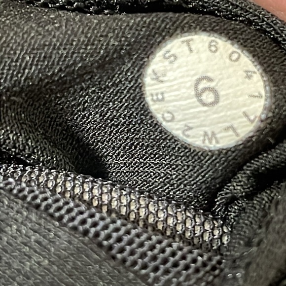 Lululemon Energy Bra size 6
Fluorolace Multi - Picture 7 of 7